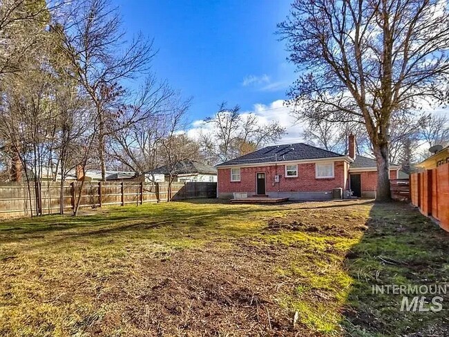 Building Photo - 2316 W Kootenai St