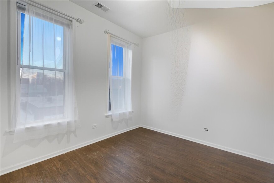 Building Photo - 1654 W Cortland St