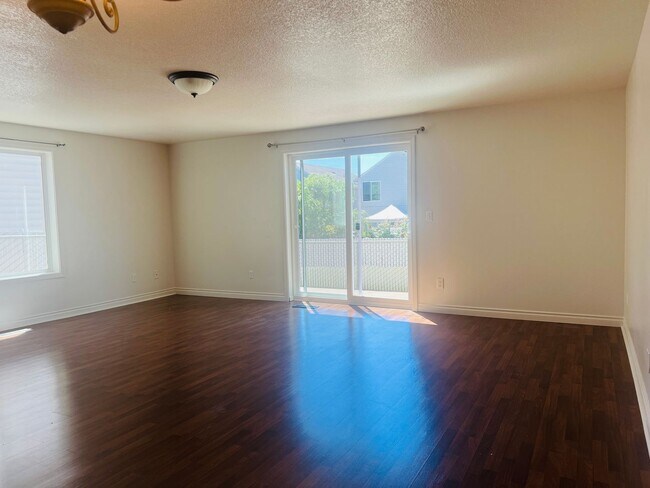 Building Photo - COMING SOON- Spacious Townhouse in Great C...