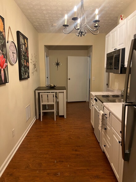 Building Photo - Room in Apartment on Hill Station Ct