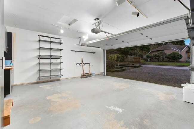 Building Photo - Beautiful 3 Bedroom Home in Bridle Trails