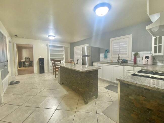 Building Photo - PRE- LEASING NOW for 2 bed 2 bath updated ...