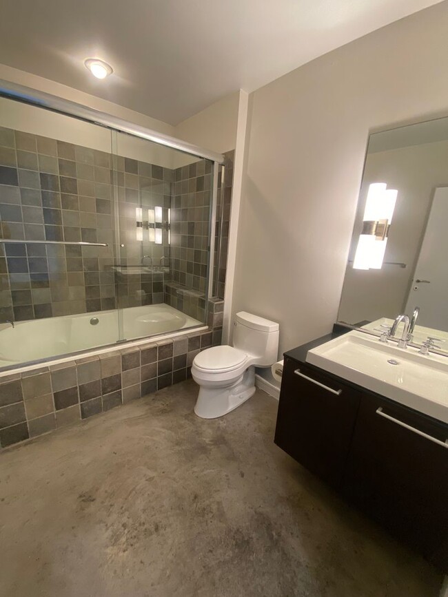 Building Photo - Unfurnished Downtown Hi-Rise Loft near the...