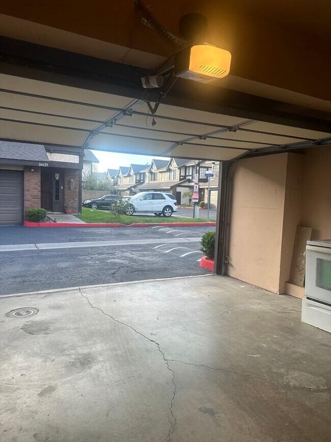 Building Photo - Charming 3-Bed/2.5-Bath Townhome with 2-Car Garage in Garden Grove