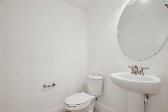 Building Photo - Elegant 2/2.5 Townhome in Guard-Gated Eagl...