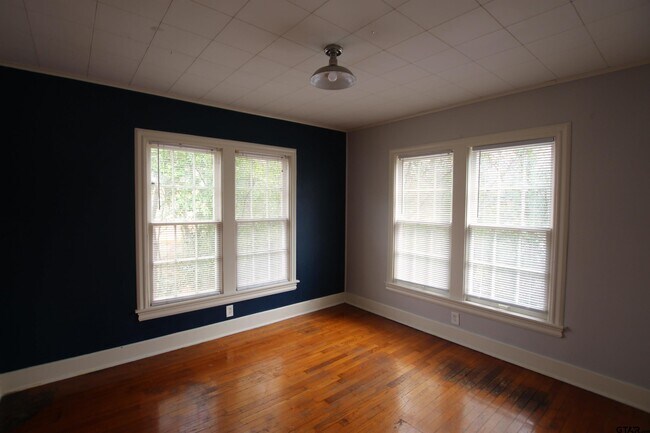 Building Photo - 132 Rowland Pl