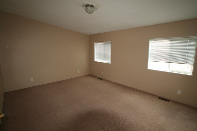 Building Photo - 3 bed 2 bath home with fireplace