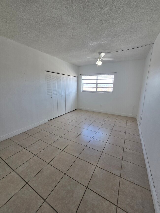 Building Photo - 1305 W 53rd St