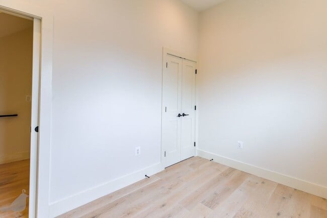 Building Photo - Modern 4 Bedroom Penthouse in Nest to Unio...