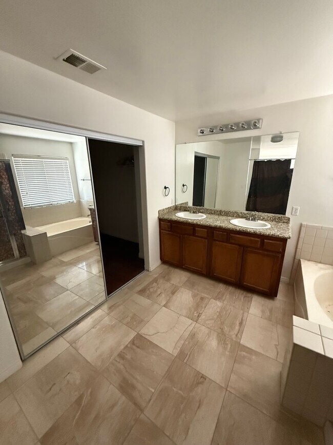 Building Photo - Spacious Single Family Home in Bakersfield...