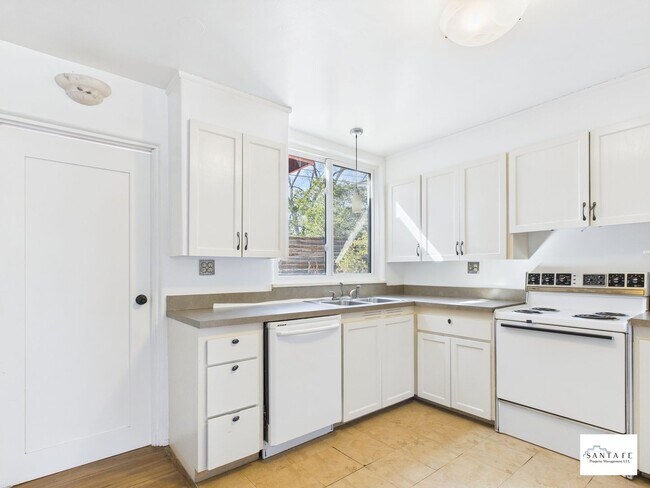 Building Photo - 204 Solana Dr