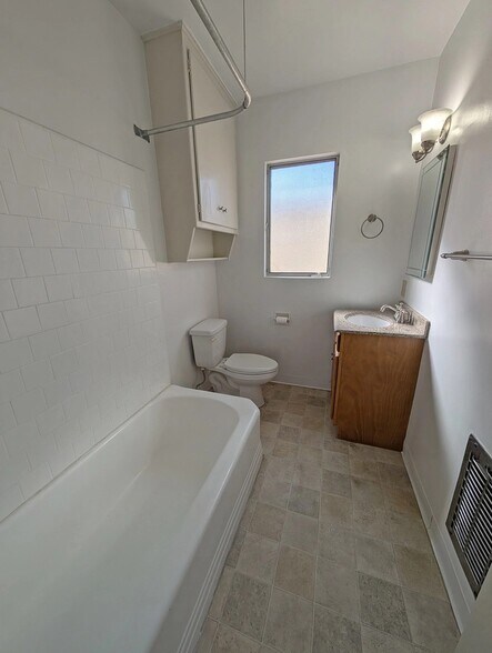 Building Photo - 1263 Hayworth Ave