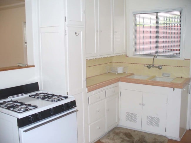 Kitchen - 10583 Ayres Ave