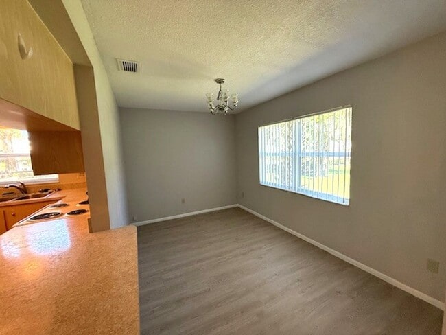 Building Photo - 2bedroom 2bath updated end unit condo on f...