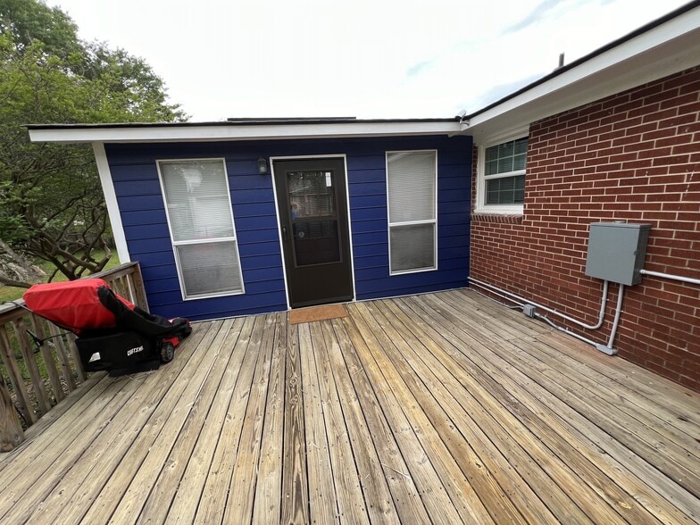 Building Photo - 3207 Sylvester Dr