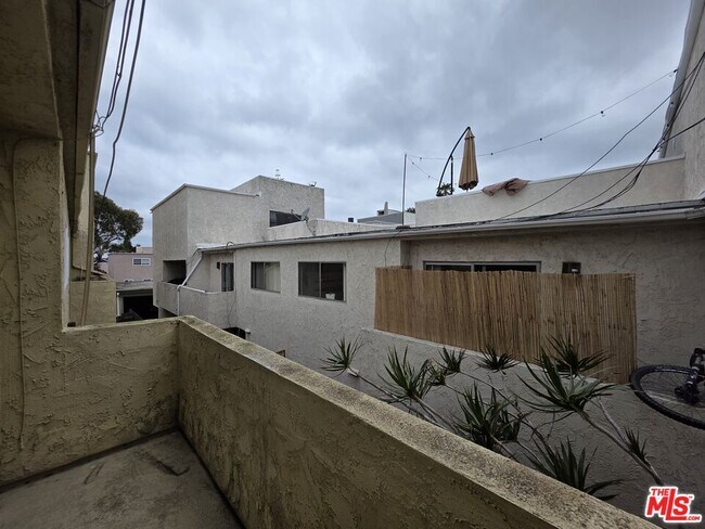 Building Photo - 517 N Francisca Ave
