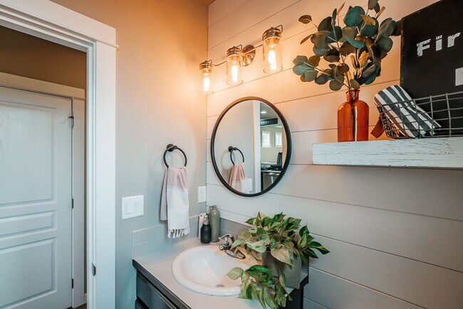 Building Photo - Beautiful 3 Bedroom on Large Corner Lot!