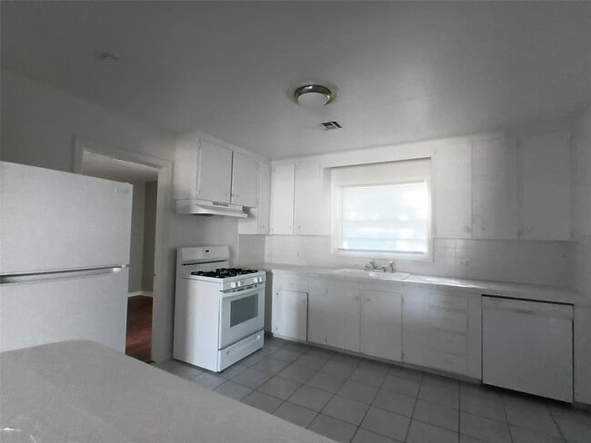 Building Photo - 1024 S Holly Dr