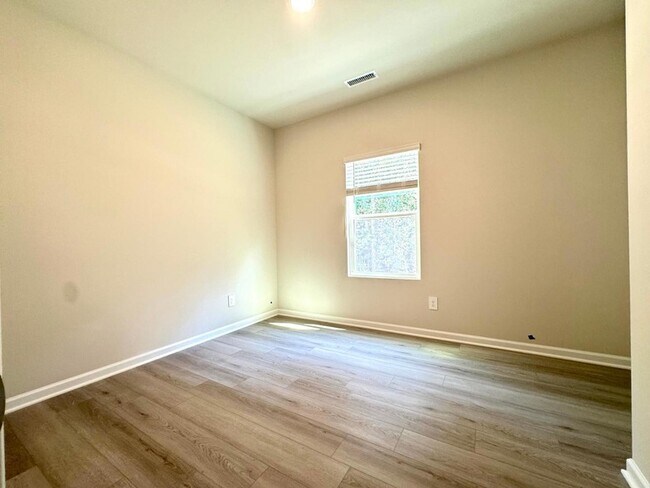 Building Photo - 433 Squirrel Oaks Ln