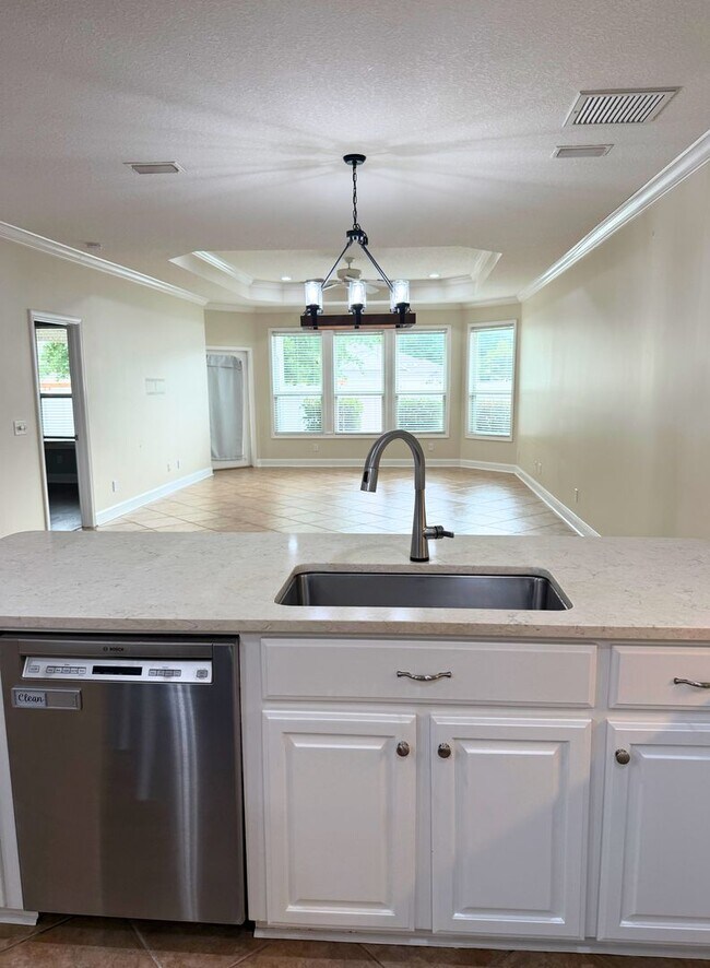 Building Photo - Rare find! 4/3 with amenities!