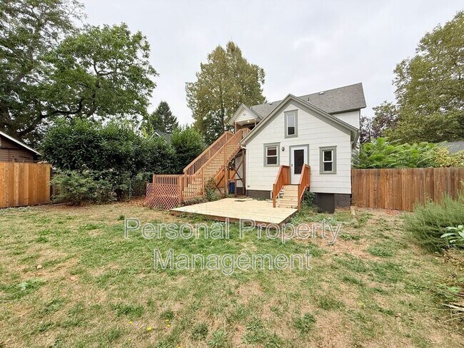 Building Photo - 409 W McLoughlin Blvd