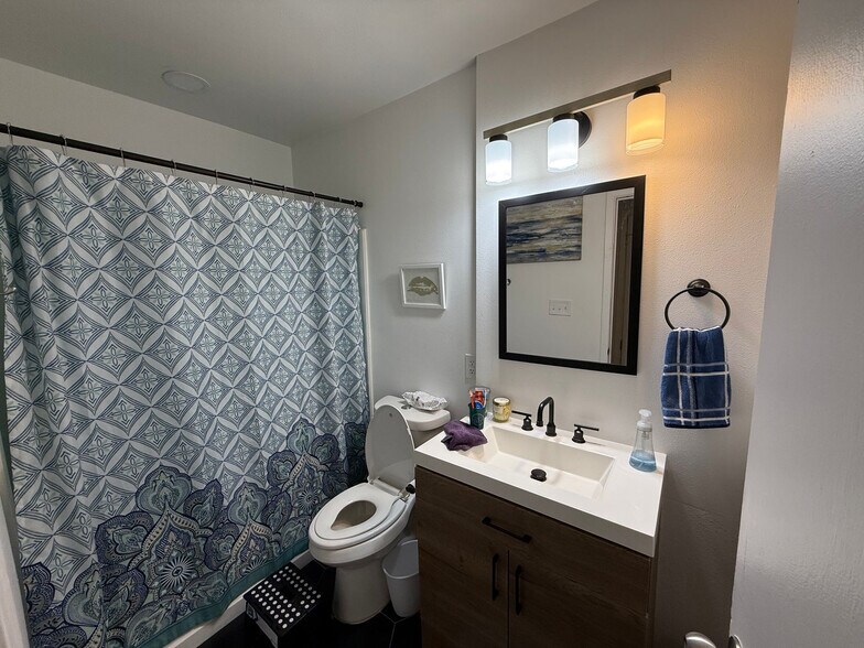 Building Photo - Room in House on Southwest Dr