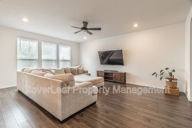 Building Photo - 302 Colonial Blf