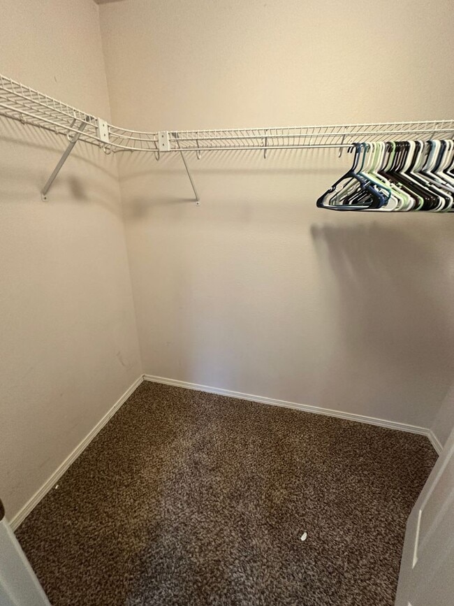 Building Photo - Convenient Beaverton Townhome!