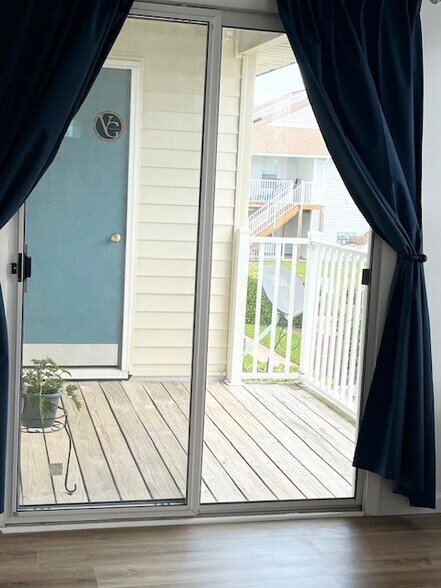 balcony with storage closet - 5631 Summit Arch