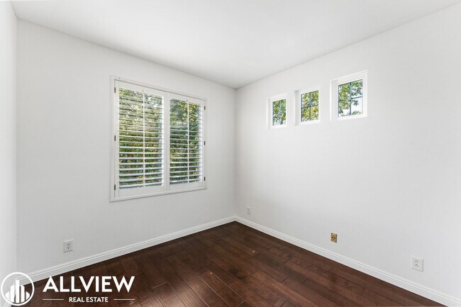 Building Photo - Beautiful 3 Bedroom, 2.5 Bathroom Home in the Heart of Tustin Ranch