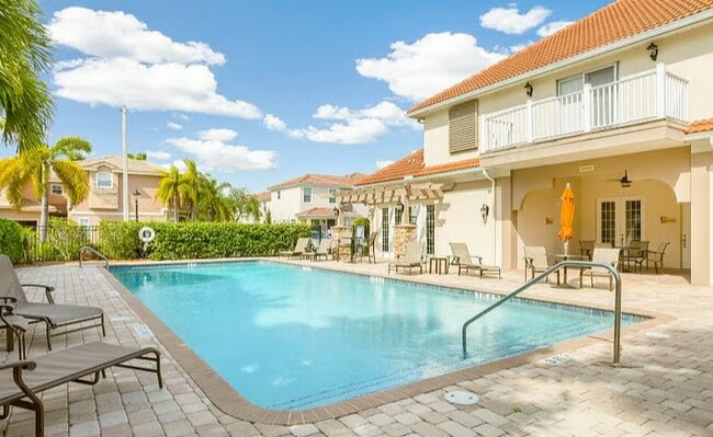 Building Photo - Beautiful FULLY FURNISHED 3 bedroom, 2.5 b...