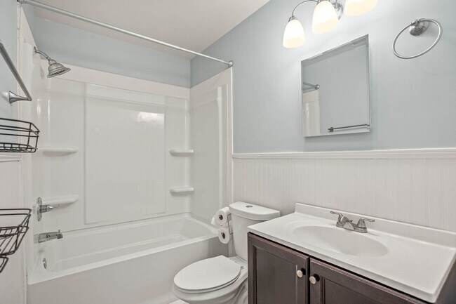 Building Photo - 5038 Pinewood Dr