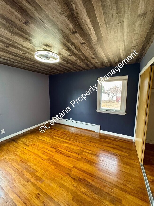 Building Photo - 2 Bedroom one Bath with large Yard located on the flats.