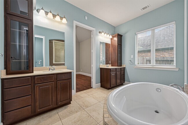 Building Photo - 16811 Kilgarth Dr