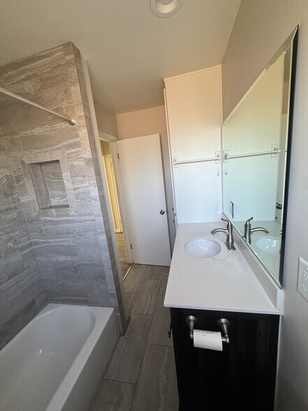 Building Photo - 844 N Vine Ave