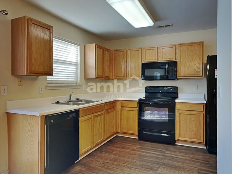 Building Photo - 204 Cloverdale Dr