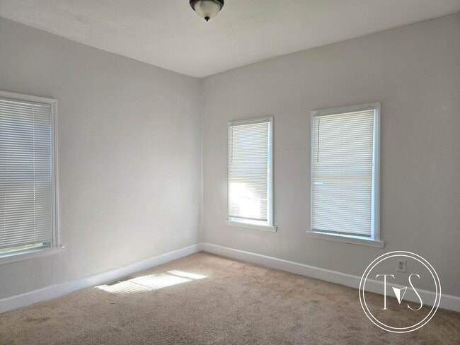 Building Photo - RATE DROP ALERT (was $1900/month)!