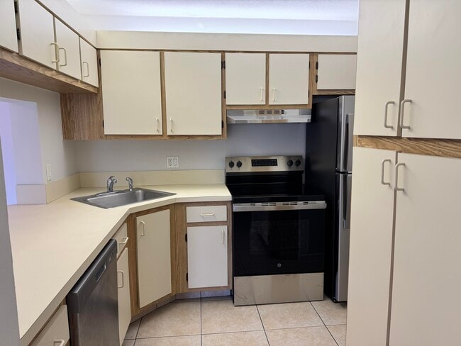 Building Photo - 1107 Green Pine Blvd