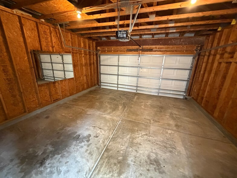 Building Photo - Room in House on Dubois Court
