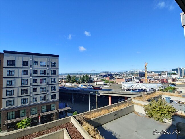 Building Photo - "Urban Living at Its Best: Spacious 2-Bedroom Retreat with Scenic Views!"