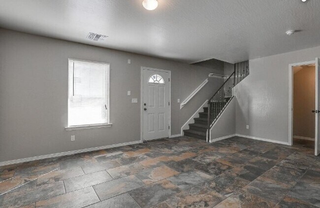 Building Photo - Center Way Apartments 3BDR - 2 BATH