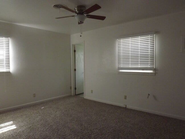 Building Photo - Pre Leasing for Fall 2026!!