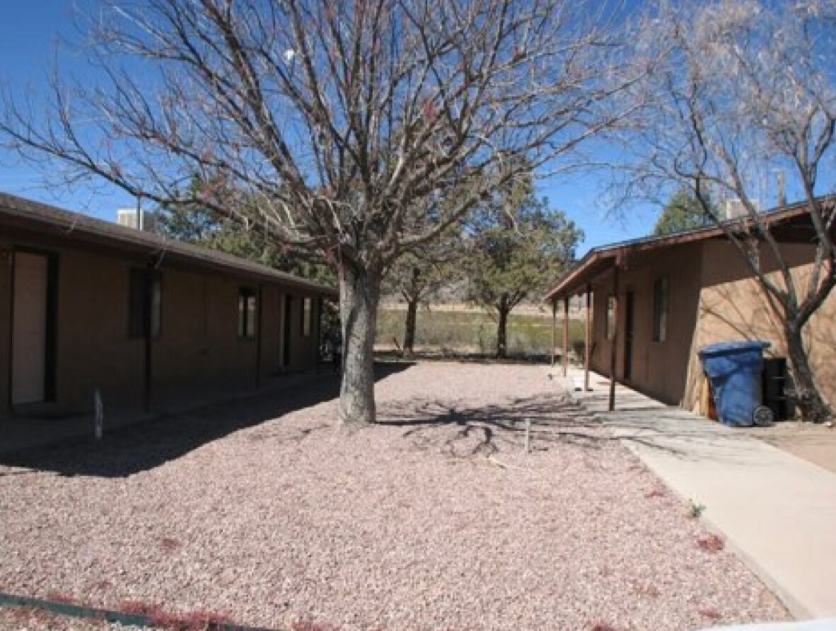 Courtyard - 1433 Kimball Pl