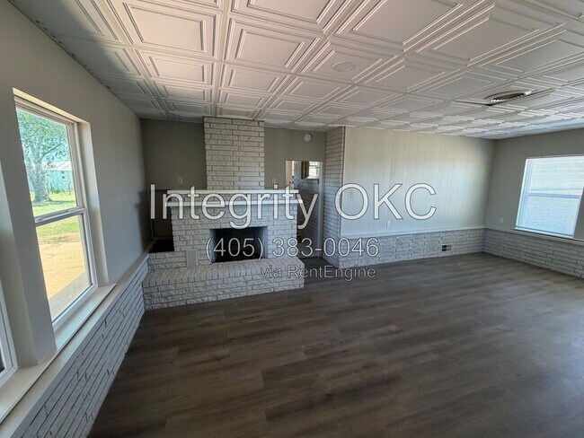 Building Photo - 5150 W Camp Dr