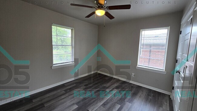 Building Photo - 3 Bedroom MWC w/Flex room!