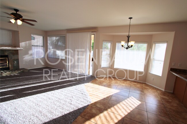 Building Photo - 5-beds, 3-baths Waterfront home in Gilbert...