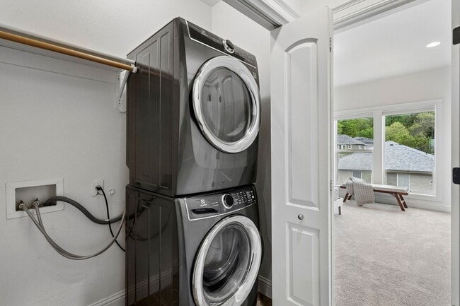 Building Photo - Spectacular SW Portland 2 bedroom Townhouse