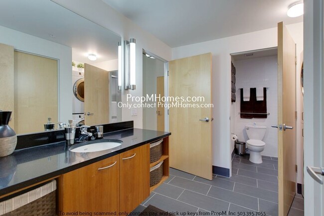 Building Photo - Luxury Goose Hollow Living – 1 Bedroom + S...