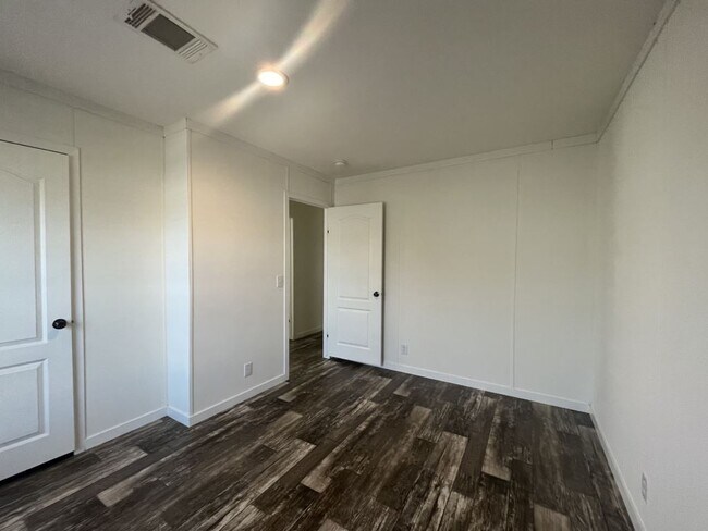 Building Photo - 261 Mongoose Ln