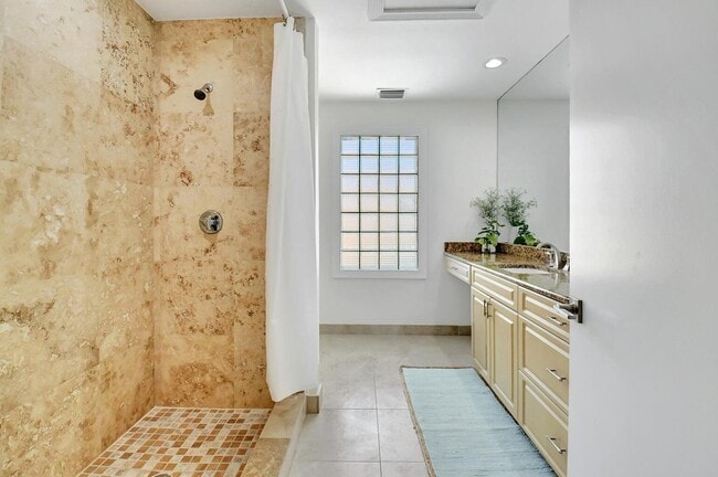 Building Photo - 3567 Commodore Cir